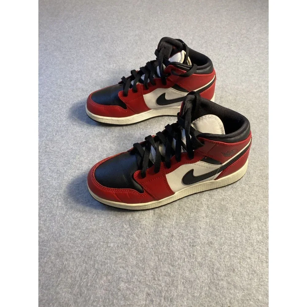 Size 6.5 - Jordan 1 Mid Chicago Black Toe 554724-069‎